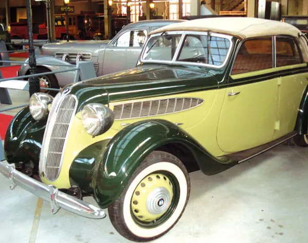 BMW 326 - Το 1941 η BMW παρουσίασε το 326. Ένα 2000 κυβικών εξακύλινδρο κινητήρα. Ο κινητήρας αυτός είχε τις βαλβίδας επί κεφαλής και μπορούσε να κινήσει το τετράπορτο όχημα με ταχύτητα που έφτανε τα 185 χιλιόμετρα τη ώρα.