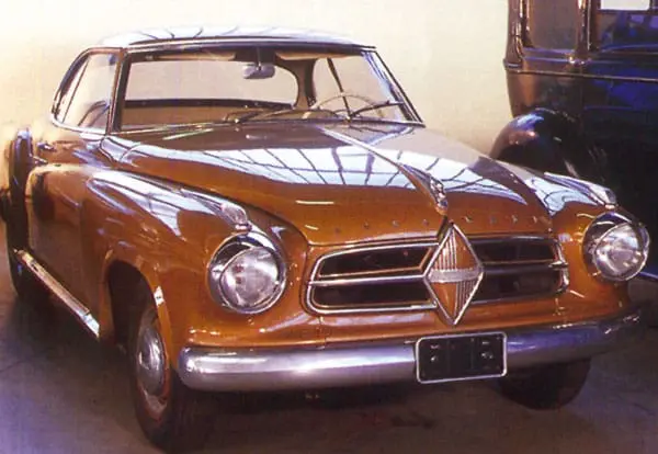 Borgward 1957. Μετά τον Δεύτερο Παγκόσμιο Πόλεμο, η Borgward παρήγαγε έναν μεγάλο αριθμό αυτοκινήτων και επαγγελματικών οχημάτων. Ένα από τα καλύτερα ήταν η “Ισαβέλλα”, ένα εξαιρετικό αυτοκίνητο με κινητήρα 1,5 λίτρων που ξεκίνησε το 1954. Το μοντέλο TS Coupe του 1957, με 75 hp ισχύ, ήταν η κορυφή των μοντέλων. Δυστυχώς, η Borgward εξαφανίστηκε από την επιχειρησιακή σκηνή το 1960.