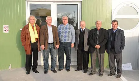 Ιδρυτές - στελέχοι και φίλοι της Κ.Ο.ΑΝ.Ο Α.Ε. στην είσοδο της εταιρείας