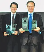 Αριστερά: Dario Sacco, Αντιπρόεδρος της Fiat Powertrain, Engine Platforms, Δεξιά: Aldo Marangoni, Αντιπρόεδρος της Fiat Powertrain, Product Engineering. Aνά χείρας τα τέσσερα βραβεία της FIAT Powertrain για το 2011