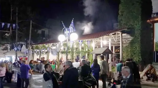 Χώρος με τα καζάνια να βράζουν το στάρι από την προηγούμενη βραδιά