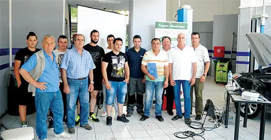 Μηχανικοί και ηλεκτρολόγοι κατά την διάρκεια της πρακτικής άσκησης στο συνεργείο του κ. Φωτίου
