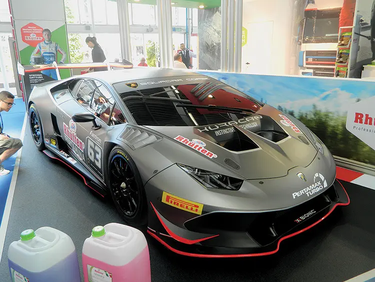 ... και φυσικά ένα supercar.