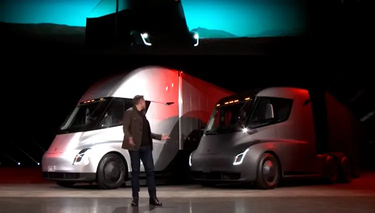 Ο Elon Musk αποκαλύπτει το ηλεκτρικό φορτηγό Tesla