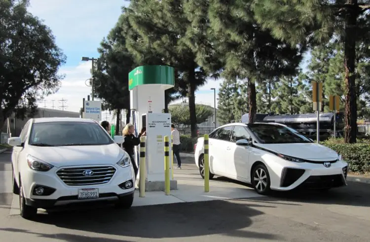 Κυψέλες καυσίμου Hyundai Tucson 2015, Toyota Mirai 2016 σε σταθμό ανεφοδιασμού Υδρογόνου, Fountain Valley, CA