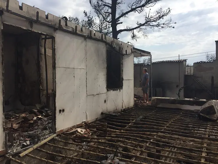 Πύρινη κόλαση και Τραγωδία. Όλη η Ελλάδα πενθεί για τις ανθρώπινες ζωές που χάθηκαν άδικα.
