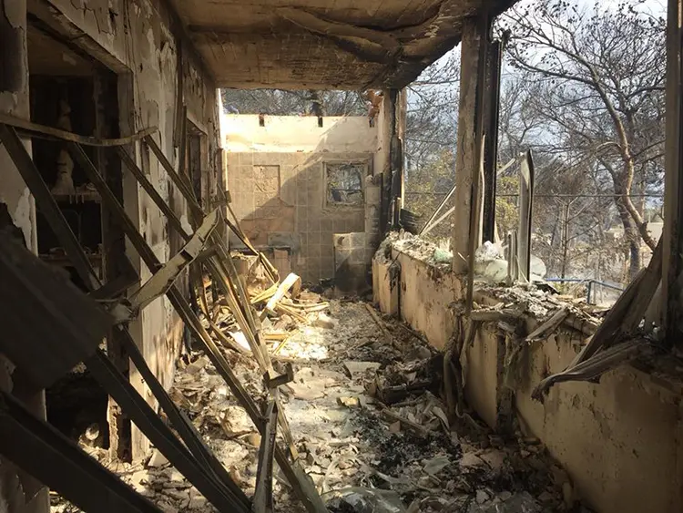 Πύρινη κόλαση και Τραγωδία. Όλη η Ελλάδα πενθεί για τις ανθρώπινες ζωές που χάθηκαν άδικα.