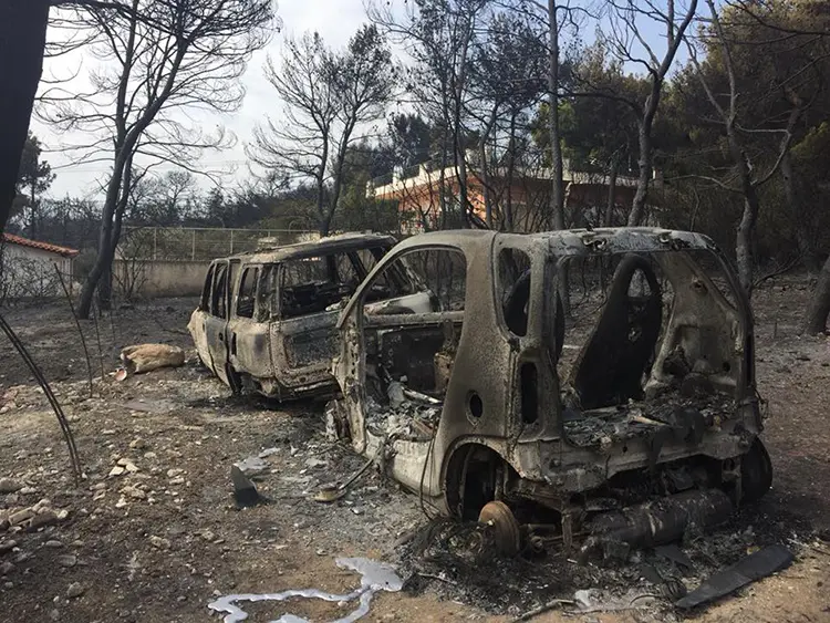 Πύρινη κόλαση και Τραγωδία. Όλη η Ελλάδα πενθεί για τις ανθρώπινες ζωές που χάθηκαν άδικα.