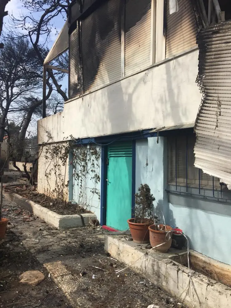 Πύρινη κόλαση και Τραγωδία. Όλη η Ελλάδα πενθεί για τις ανθρώπινες ζωές που χάθηκαν άδικα.
