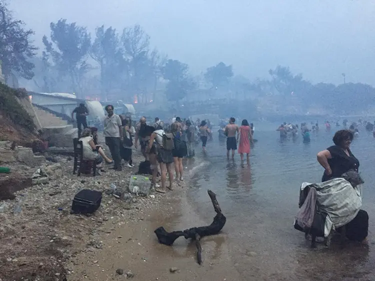 Πύρινη κόλαση και Τραγωδία. Όλη η Ελλάδα πενθεί για τις ανθρώπινες ζωές που χάθηκαν άδικα.