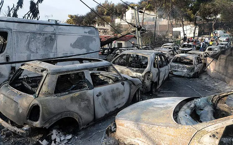Πύρινη κόλαση και Τραγωδία. Όλη η Ελλάδα πενθεί για τις ανθρώπινες ζωές που χάθηκαν άδικα.
