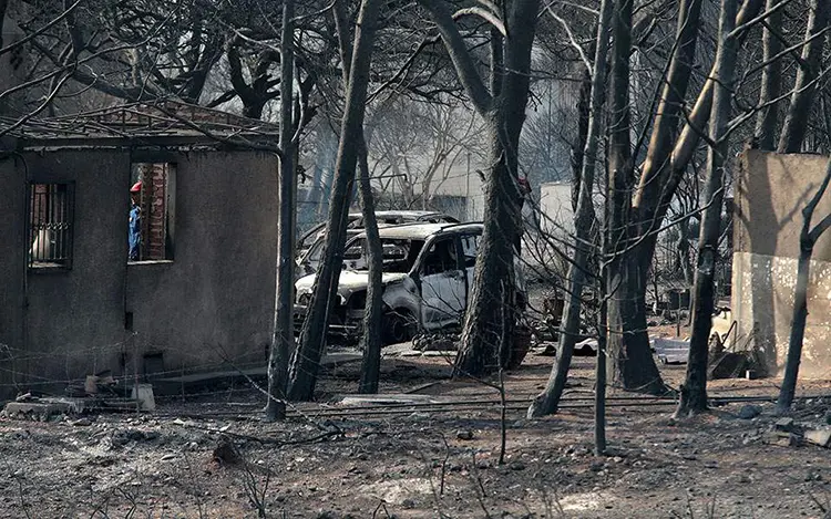 Πύρινη κόλαση και Τραγωδία. Όλη η Ελλάδα πενθεί για τις ανθρώπινες ζωές που χάθηκαν άδικα.