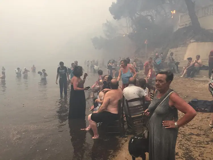 Πύρινη κόλαση και Τραγωδία. Όλη η Ελλάδα πενθεί για τις ανθρώπινες ζωές που χάθηκαν άδικα.
