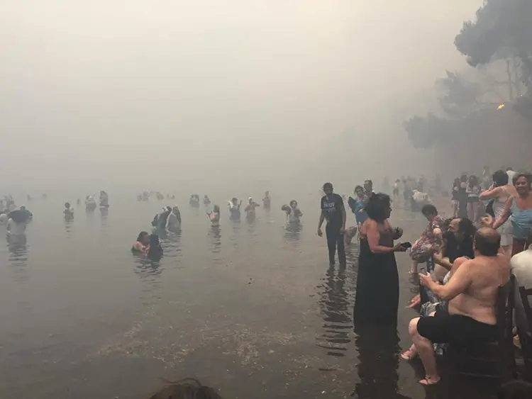 Πύρινη κόλαση και Τραγωδία. Όλη η Ελλάδα πενθεί για τις ανθρώπινες ζωές που χάθηκαν άδικα.