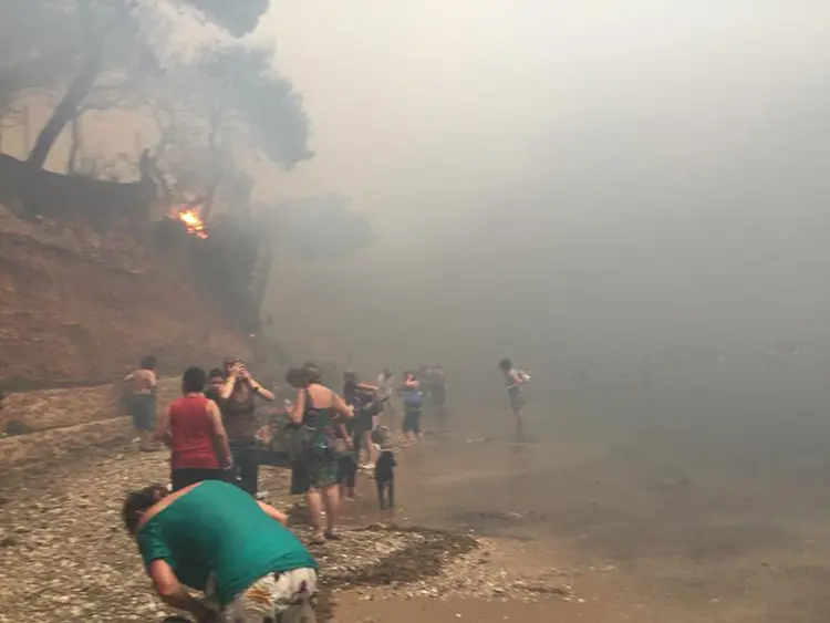Πύρινη κόλαση και Τραγωδία. Όλη η Ελλάδα πενθεί για τις ανθρώπινες ζωές που χάθηκαν άδικα.