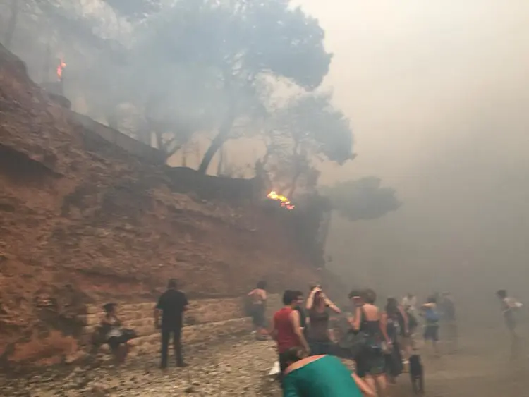 Πύρινη κόλαση και Τραγωδία. Όλη η Ελλάδα πενθεί για τις ανθρώπινες ζωές που χάθηκαν άδικα.