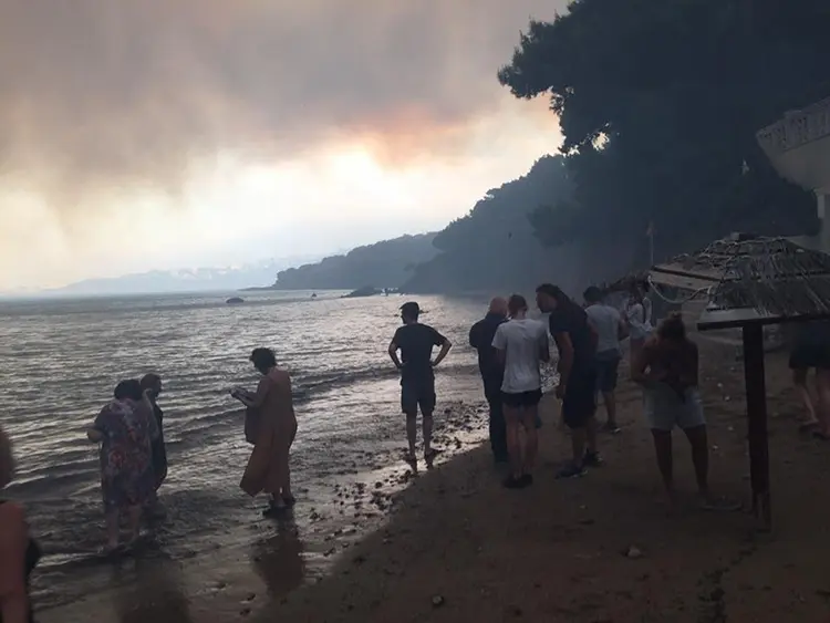 Πύρινη κόλαση και Τραγωδία. Όλη η Ελλάδα πενθεί για τις ανθρώπινες ζωές που χάθηκαν άδικα.