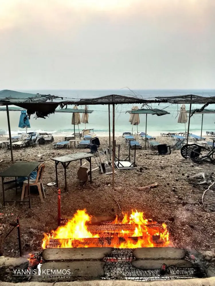 Πύρινη κόλαση και Τραγωδία. Όλη η Ελλάδα πενθεί για τις ανθρώπινες ζωές που χάθηκαν άδικα.