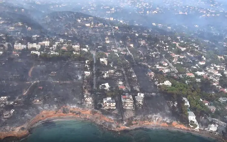 Πύρινη κόλαση και Τραγωδία. Όλη η Ελλάδα πενθεί για τις ανθρώπινες ζωές που χάθηκαν άδικα.