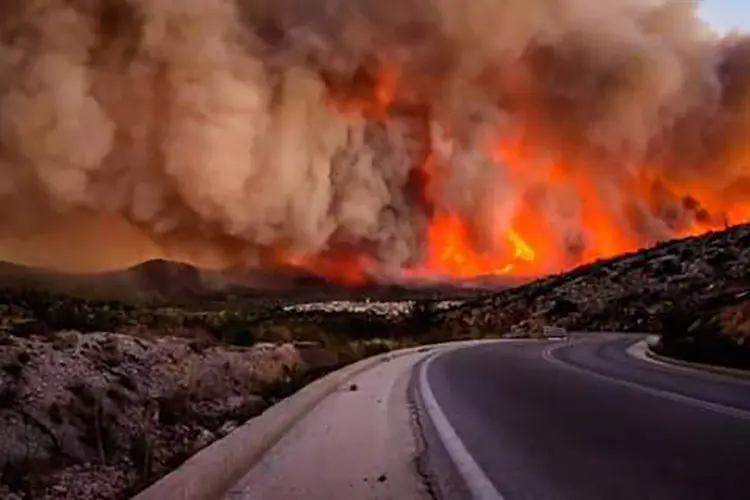 Πύρινη κόλαση και Τραγωδία. Όλη η Ελλάδα πενθεί για τις ανθρώπινες ζωές που χάθηκαν άδικα.