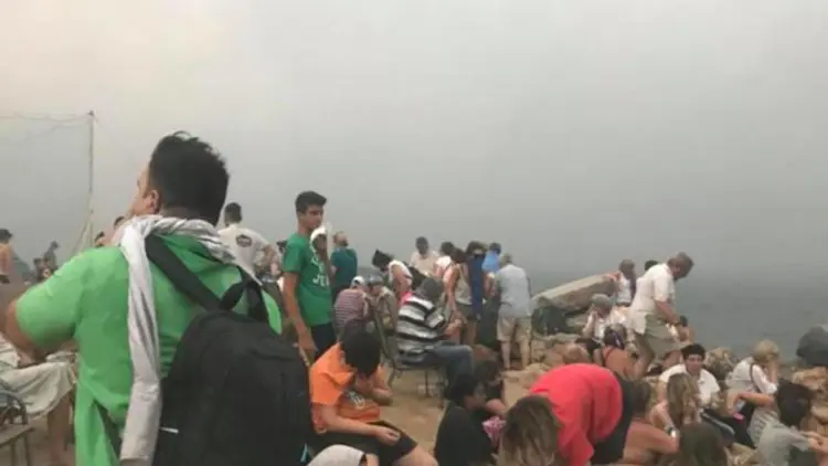 Πύρινη κόλαση και Τραγωδία. Όλη η Ελλάδα πενθεί για τις ανθρώπινες ζωές που χάθηκαν άδικα.