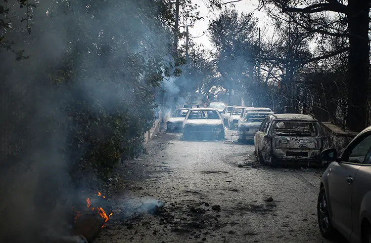 Πύρινη κόλαση και Τραγωδία. Όλη η Ελλάδα πενθεί για τις ανθρώπινες ζωές που χάθηκαν άδικα.