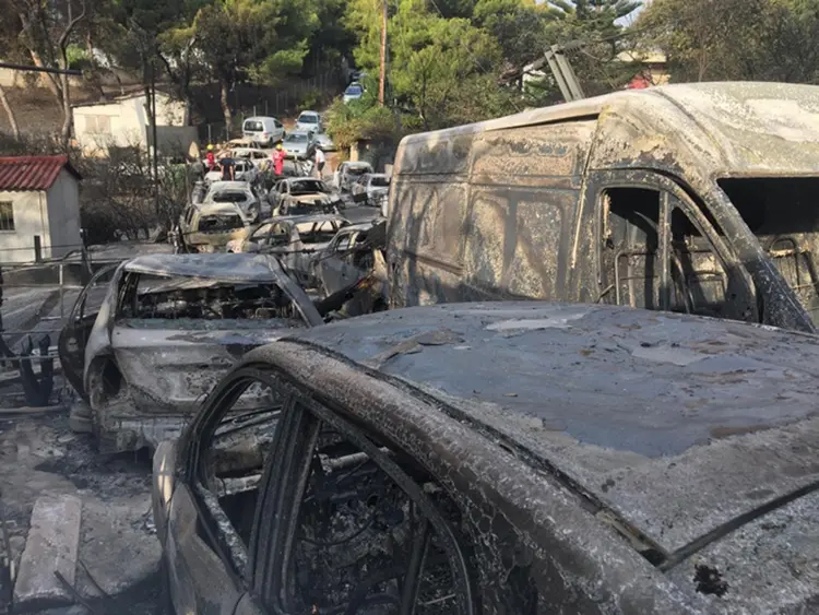 Πύρινη κόλαση και Τραγωδία. Όλη η Ελλάδα πενθεί για τις ανθρώπινες ζωές που χάθηκαν άδικα.