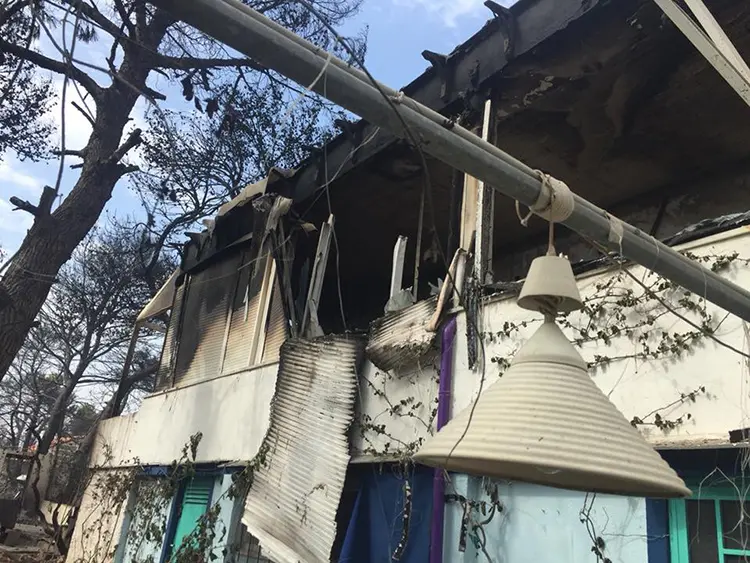 Πύρινη κόλαση και Τραγωδία. Όλη η Ελλάδα πενθεί για τις ανθρώπινες ζωές που χάθηκαν άδικα.