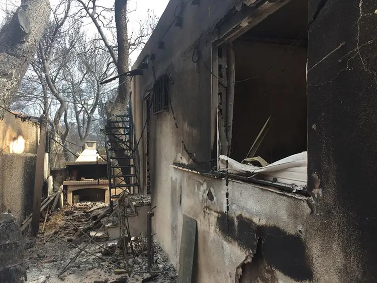 Πύρινη κόλαση και Τραγωδία. Όλη η Ελλάδα πενθεί για τις ανθρώπινες ζωές που χάθηκαν άδικα.