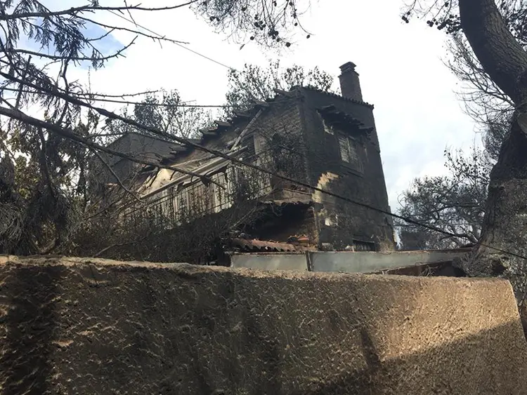 Πύρινη κόλαση και Τραγωδία. Όλη η Ελλάδα πενθεί για τις ανθρώπινες ζωές που χάθηκαν άδικα.