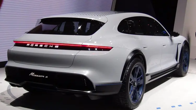 Γιατί η Porsche επενδύει στη Κροατική Εταιρεία Ηλεκτρικών Supercar