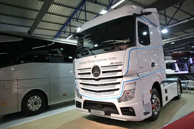 Actros: Χωρίς καθρέφτες, αλλά με 100% περιμετρική ορατότητα χάρη στις κάμερες που διαθέτει, το νέο Actros εντυπωσίασε για τον καινοτόμο εξοπλισμό του.