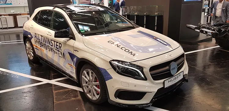 Στις καινοτομίες της Huber Automotive είναι η 4-κίνηση AWD, Σύστημα κατανομής ροπής ανά τροχό, Μηδενικές εκπομπές ρύπων & λειτουργία επαύξησης της ισχύος.
