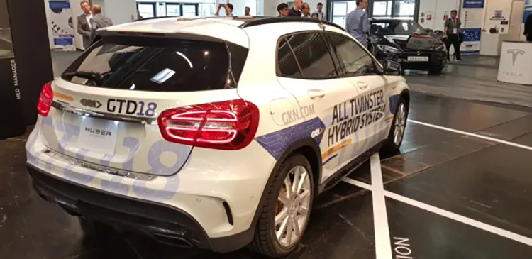 Στις καινοτομίες της Huber Automotive είναι η 4-κίνηση AWD, Σύστημα κατανομής ροπής ανά τροχό, Μηδενικές εκπομπές ρύπων & λειτουργία επαύξησης της ισχύος.