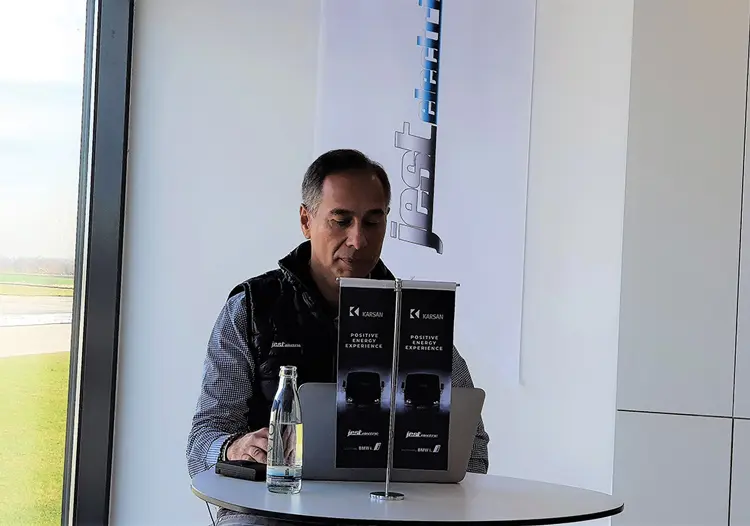 Γεν. Διευθυντής της Karsan κύριος Muzaffer Arpacioglu ποζάρει