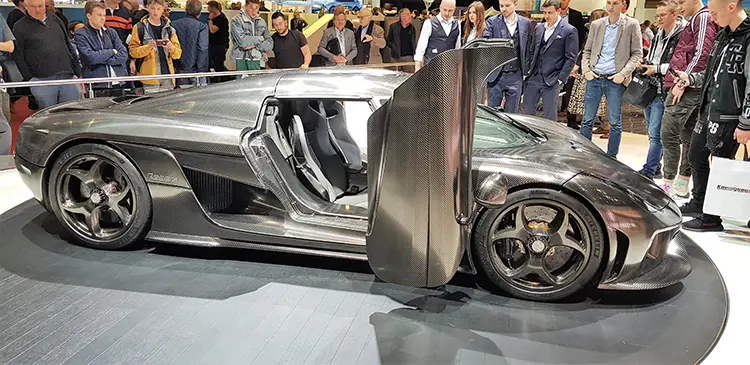 Η Regera με το κάθετο άνοιγμα & κλείσιμο των πορτών της από την Koenigsegg