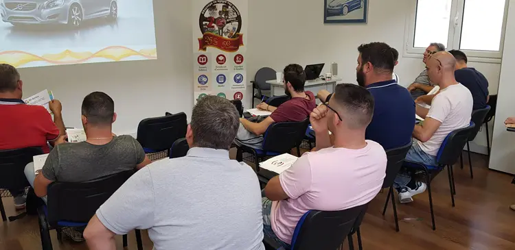 Αυτοκόλλητο σήμα εκπαιδευμένου Συνεργείου στην Υβριδική Τεχνολογία