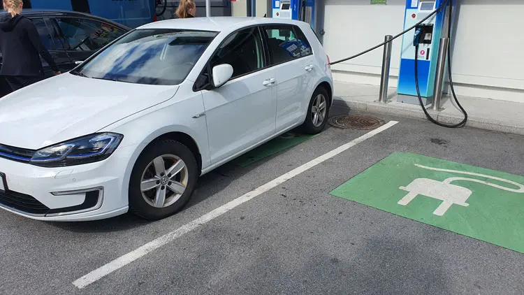 Σταθμοί καυσίμων, Parking & Υποδομές Φόρτισης