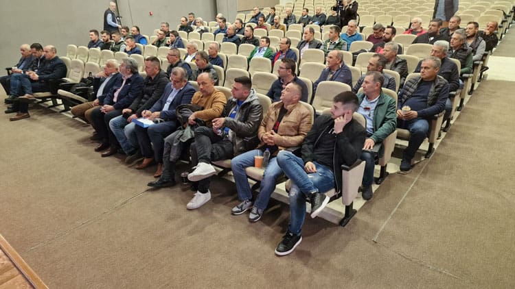 Μετά τις 10.30 πμ η αίθουσα άρχισε να γεμίζει