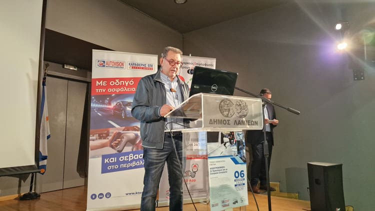 Ο πρόεδρος του Συλλόγου ΣΙΣΑΛ χαιρετίζει στο βήμα