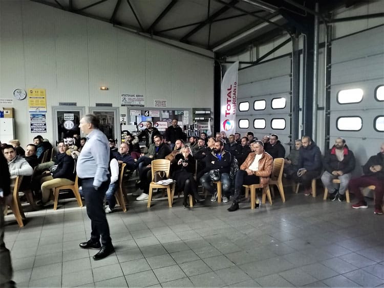 12. Ο Κος Καραμπίλας στην Πρακτική με φορητή κάμερα μεταφέρει ήχο και εικόνα στους συμμετέχοντες