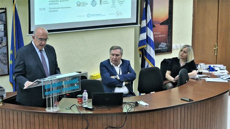 2. Ο Υφυπουργός Μεταφορών Μιχ. Παδόπουλος χαιρετίζει από το βήμα του ΕΒΕ του Ν. Κοζάνης τους σχεδόν 80 συμμετέχοντες