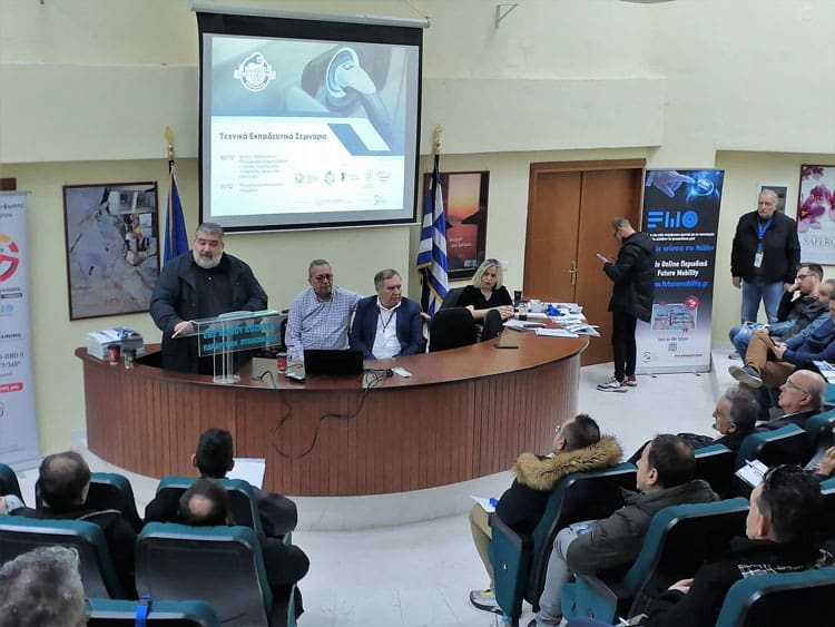 3. Ο Δήμαρχος Εορδαίας χαιρετίζει στο βήμα τους συμμετέχοντες