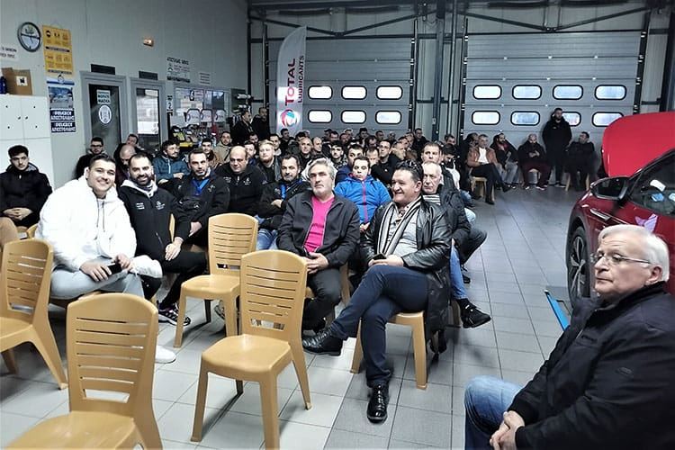16 Στο Συνεργείο της PEUGEOT AΠΟΣΤΟΛΙΔΗΣ SERVICE όλοι οι συμμετέχοντες καθήμενοι με τον πρώτο ΔΕ τον Κο Αποστολίδη