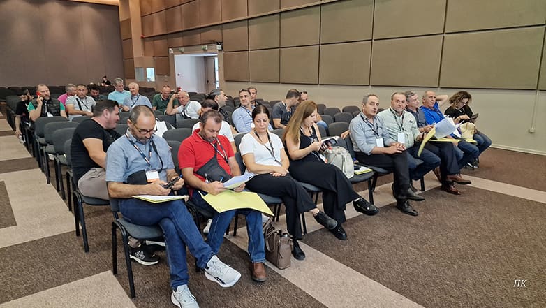 Πολοί οι συμμετέχοντες όμως και από την ΔΕ πλευρά της αίθουσας