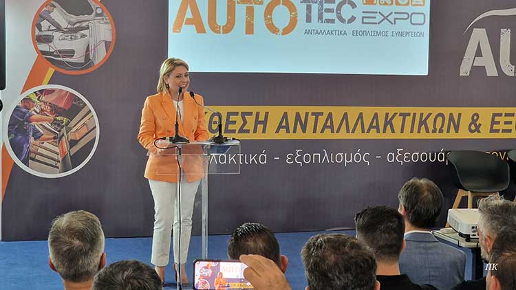 Η υφυπουργός μεταφορών κα Αλέξοπούλου στο βήμα της έκθεσης Autotec