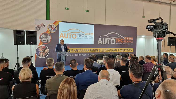 O πρόεδρος της ΕΟΒΕΑΜΜ Α. Νικολόπουλος στο βήμα για τα εγκαίνεια της έκθεσης
