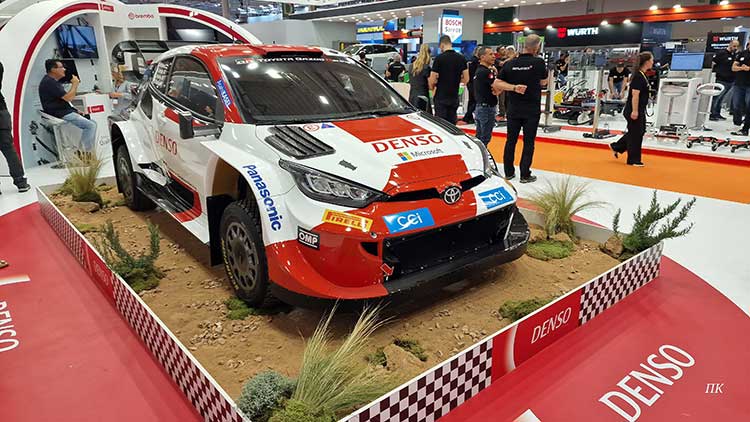 Toyota Yaris GR Denso και λίγο χώμα ώστε να θυμίζει και τους αγώνες που έτρεξε