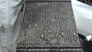 Εξατμιστής του Air conditioning με συσσωρευμένους μικροοργανισμούς