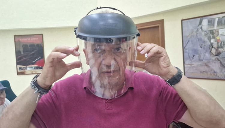 Επίδειξη χρήσης προστατευτικής προσωπίδας
